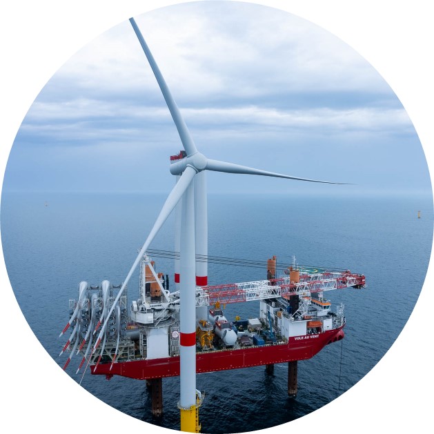 Installation de la première éolienne du parc