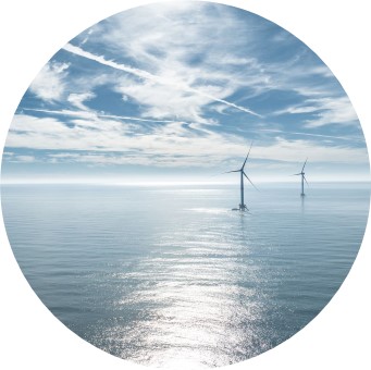 Vue sur des éoliennes flottantes