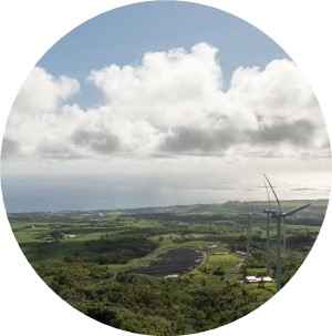 Vue sur un littoral avec un parc éolien terrestre