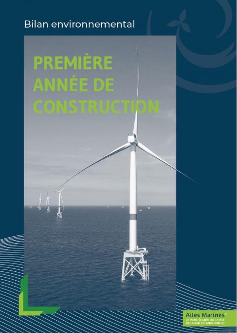 Page de couverture du rapport intitulé "Bilan environnemental Première année de construction" et présentant une photo d'éoliennes en mer sur fondation jacket