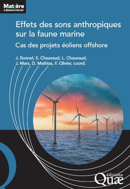 Couverture du livre montrant des éoliennes en mer